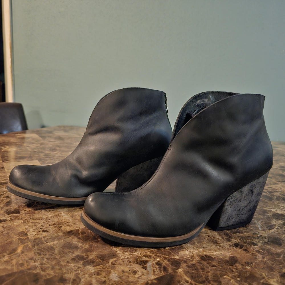 Korks Shamira Womens‎ Size 9 Black Boots Leather Ankle Booties Stylish Zip Up - Picture 5 of 11
